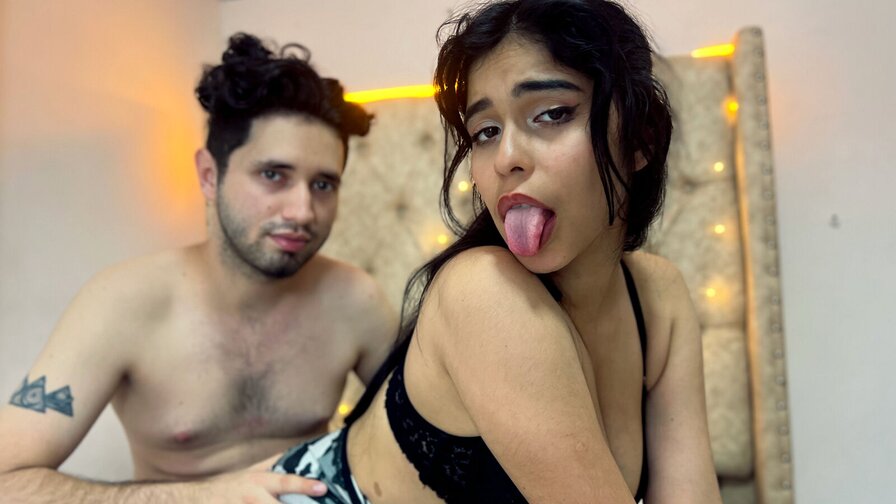Enter MiaAndOlivers live cam